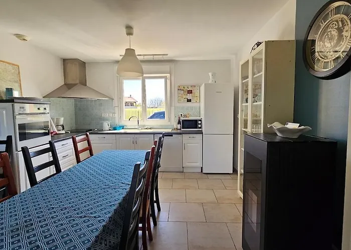 Cadre Idyllique, Piscine Chauffee, 8 Personnes 別荘